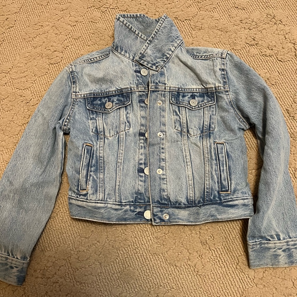Gap Jean jacket from the Gap outlet. This is a kids size small. No stains or rip